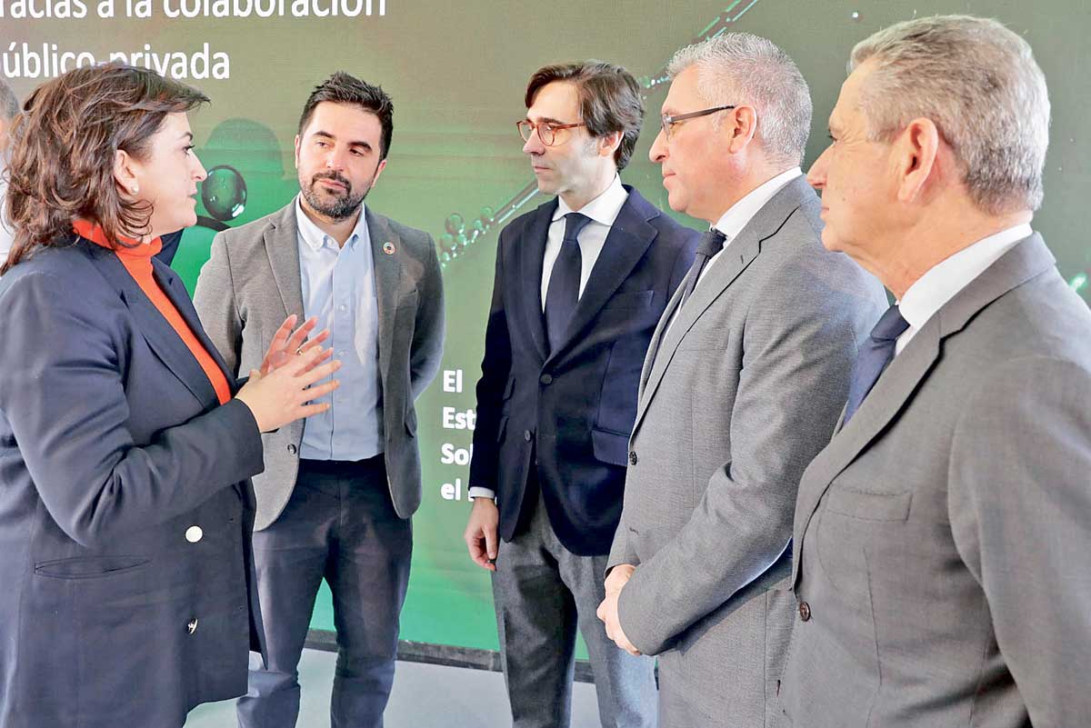 Andreu charla con Moraga, Dorado y Lacalzada.