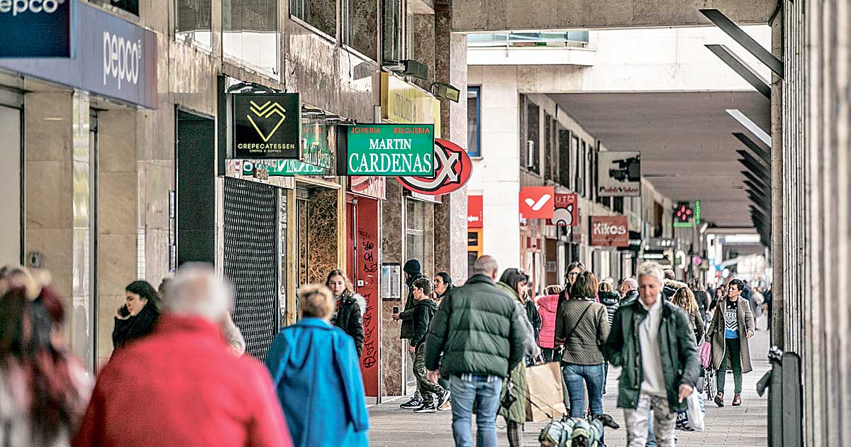 Concurrida zona comercial en la calle Gran Vía de la capital riojana.